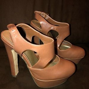 Guess Pumps